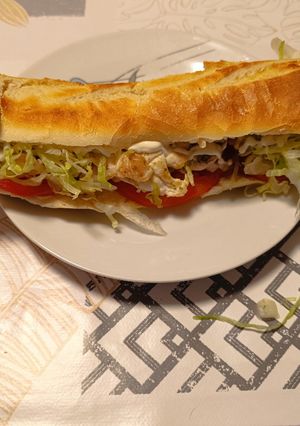 Una foto de Baguette vegetal de pollo