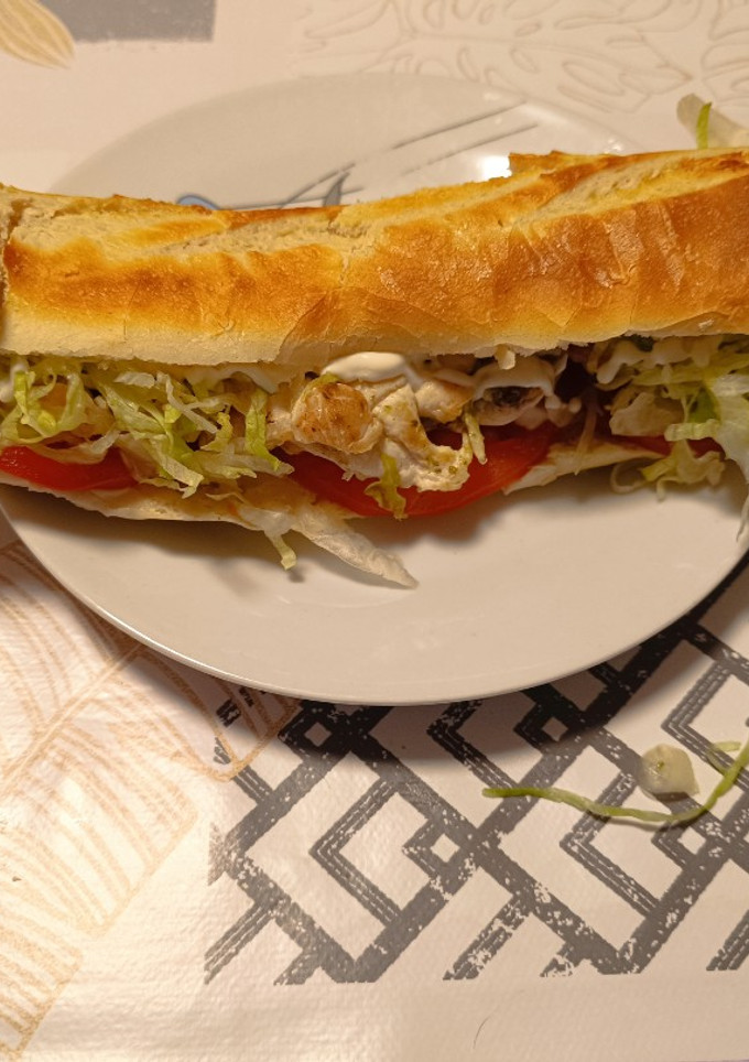 Una foto de Baguette vegetal de pollo