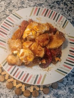 Una foto de Medallones de merluza con pimientada y huevo poché