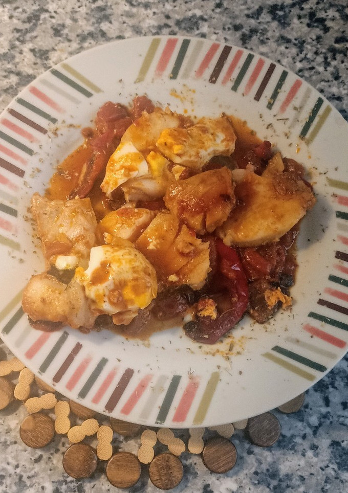 Una foto de Medallones de merluza con pimientada y huevo poché