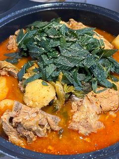Hình của món Canh khoai Tây Xương hầm 감자탕.