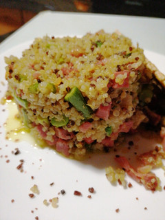 Una foto de Timbal de quinoa, espárragos trigueros y tacos de jamón serrano