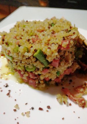 Una foto de Timbal de quinoa, espárragos trigueros y tacos de jamón serrano
