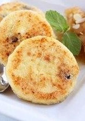 Фото Сырники с манкой и изюмом.