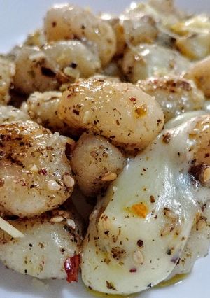 Una foto de ÑOQUIS y Zaatar con Mozzarella...!😍