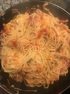 Una foto de Espaguetis con pollo, bacon y verduritas