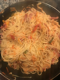 Una foto de Espaguetis con pollo, bacon y verduritas