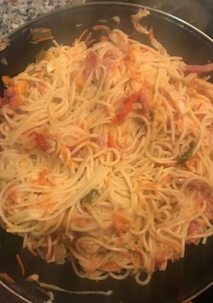 Una foto de Espaguetis con pollo, bacon y verduritas