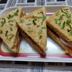 A picture of Fried garlic and potato sandwich.