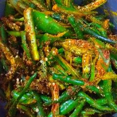 A picture of Green chilli pickle.