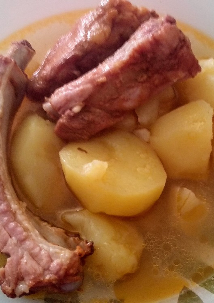 Una foto de Guiso de costillas con patatas