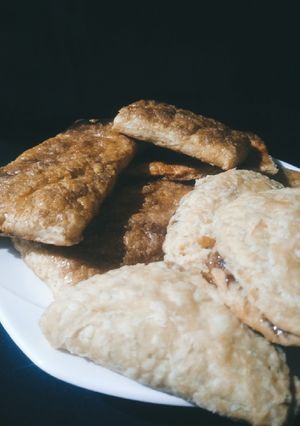 Una foto de Banderillas y empanadas rellenas 🥨🍯