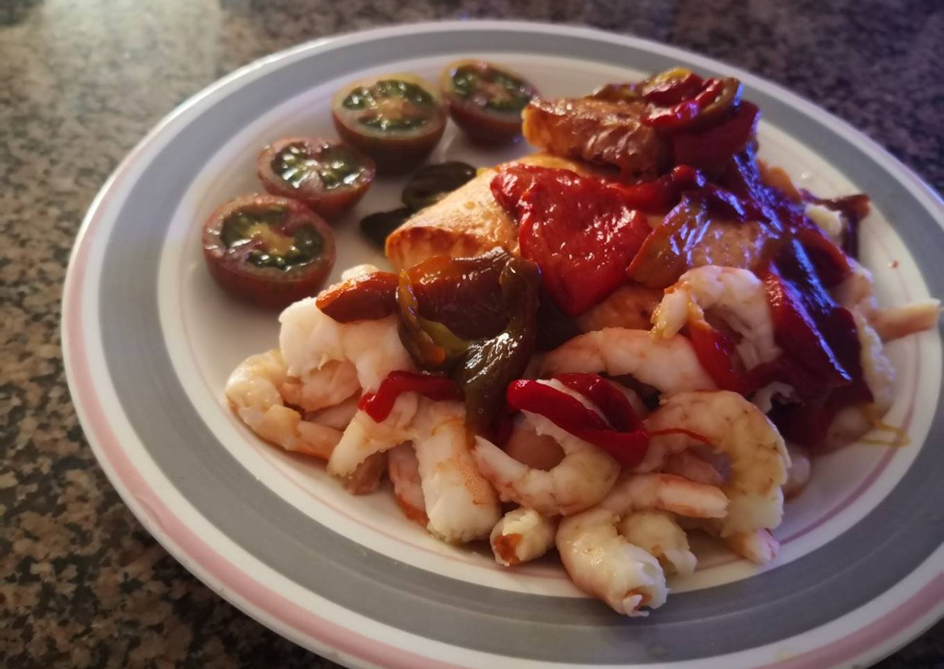 Salmón con pimientos asados y gambas