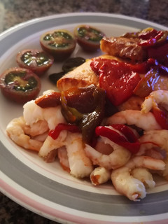 Una foto de Salmón con pimientos asados y gambas