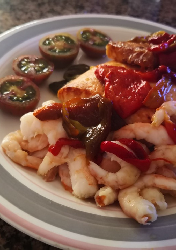 Una foto de Salmón con pimientos asados y gambas