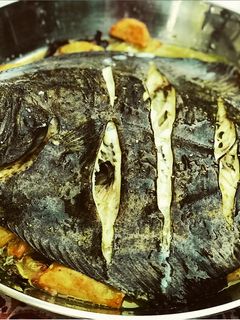 Una foto de Rodaballo salvaje al horno con patatas panaderas 🤩