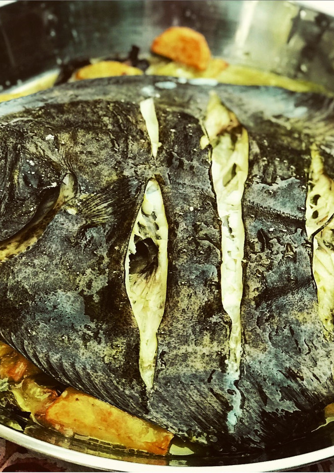 Una foto de Rodaballo salvaje al horno con patatas panaderas 🤩