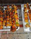 Brochetas de cerdo, pimiento, piña y cebolla blanca, asadas al carbón