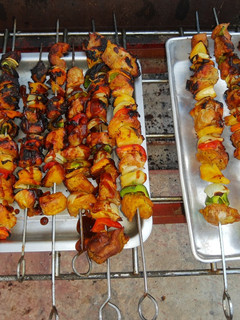 Una foto de Brochetas de cerdo, pimiento, piña y cebolla blanca, asadas al carbón