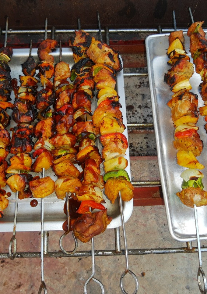 Una foto de Brochetas de cerdo, pimiento, piña y cebolla blanca, asadas al carbón