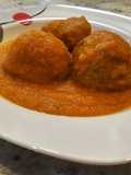 Albóndigas en salsa de tomate, pimientos tricolor y calabacín al orégano