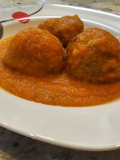 Una foto de Albóndigas en salsa de tomate, pimientos tricolor y calabacín al orégano