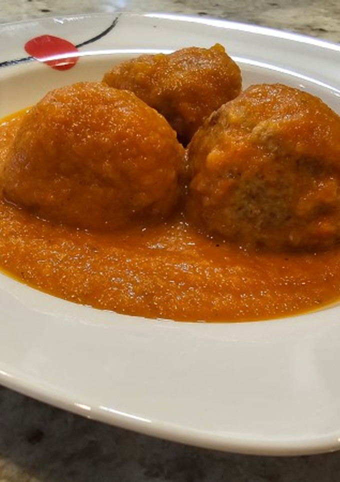 Una foto de Albóndigas en salsa de tomate, pimientos tricolor y calabacín al orégano