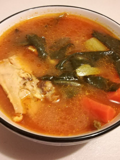 Una foto de Caldo de Pollo con Espinacas y Verduras