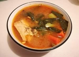 Una foto de Caldo de Pollo con Espinacas y Verduras