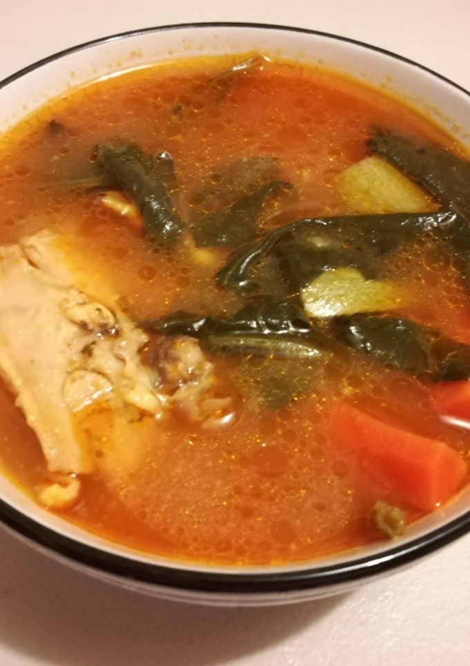 Una foto de Caldo de Pollo con Espinacas y Verduras