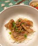 Cơm gà rim hành tây