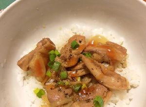 Hình của món Cơm gà rim hành tây.