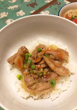 Hình của món Cơm gà rim hành tây.