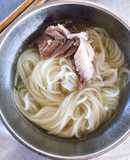 Ăn sáng cho bé: mỳ gạo nấu sườn