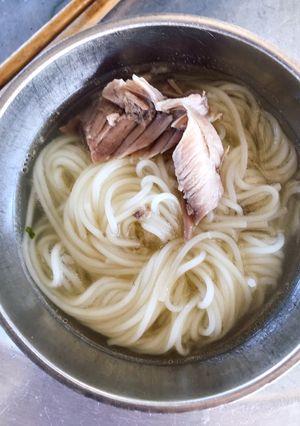 Hình của món Ăn sáng cho bé: mỳ gạo nấu sườn.