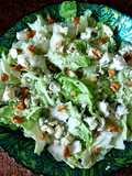 Salada de couve chinesa, gorgonzola e nozes