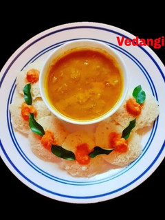 A picture of Idli, Chutney & Sambar.