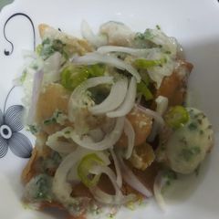 A picture of Samosa phulki chaat.