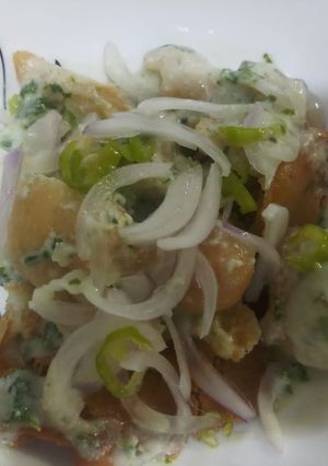 A picture of Samosa phulki chaat.