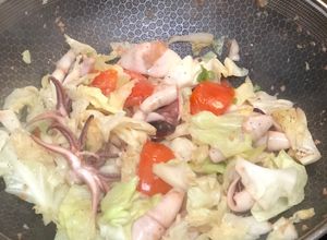 Hình của món Mực xào bắp cải và cà chua.