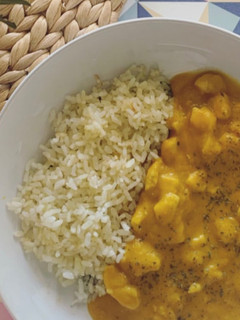Una foto de Arroz basmati con pollo al curry