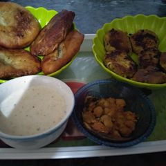 A picture of Kanpur ki famous kabab samose with raita.