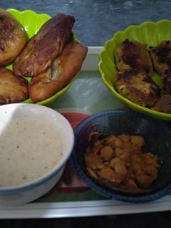 A picture of Kanpur ki famous kabab samose with raita.