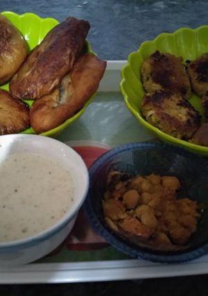 A picture of Kanpur ki famous kabab samose with raita.