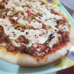 A picture of Chicken tikka pizza without oven.