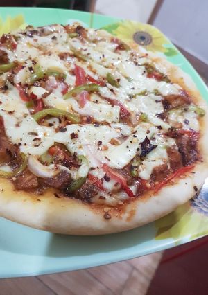 A picture of Chicken tikka pizza without oven.
