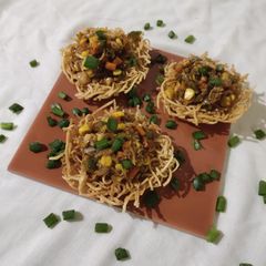 A picture of Chinese noodles basket.