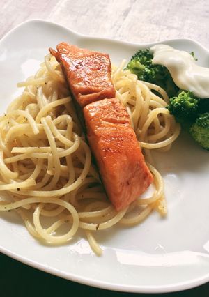 Foto resep Spaghetti Aglio E Olio with Honey Glazed Salmon