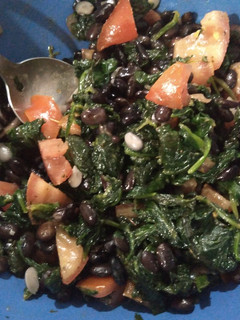 Una foto de Ensalada de porotos negros con espinaca