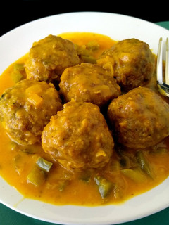 Una foto de Albóndigas con pimiento en salsa {receta de mi madre}